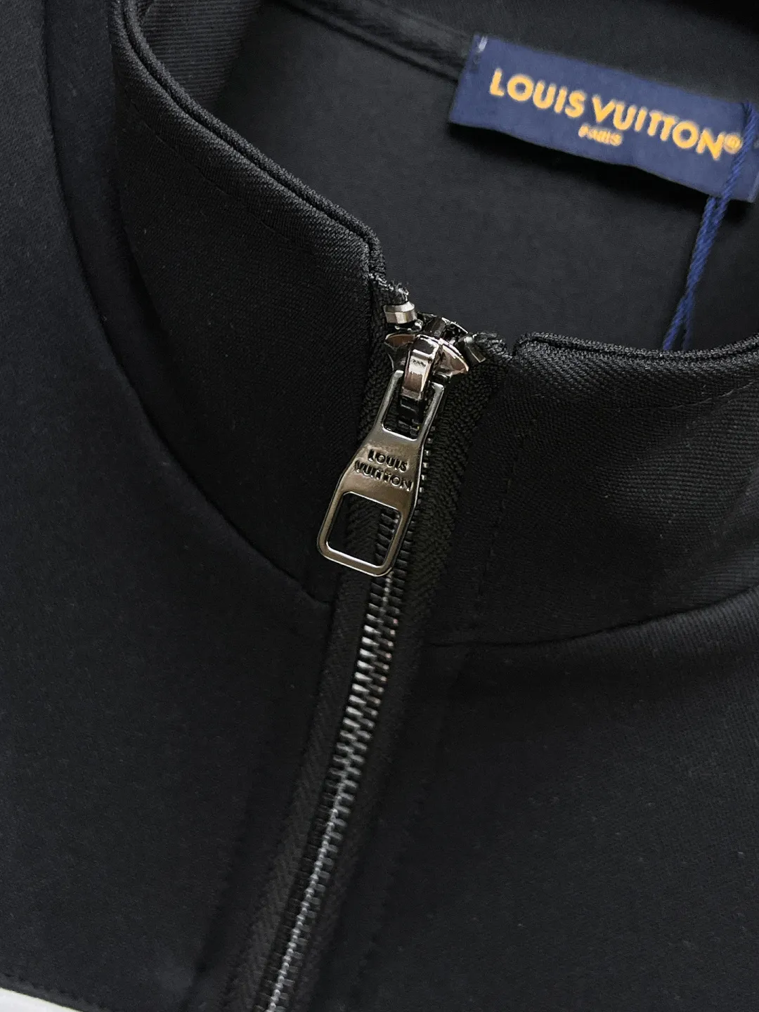 🅿️720 LV 2025 autumn and winter new counter casual suit, breathable, comfortable and casual! Full of high-end feel! The details are exquisite and high-end, and the workmanship is impeccable! The original high-end fabric is very high-end! The fabric is crisp, anti-wrinkle and wear-resistant, warm, neat and stylish. Everyone must buy a set this autumn and winter. They must look cool and handsome when wearing it. We specially recommend the size M-3XLC30